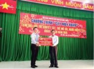 Chủ tịch HĐQT Cty CP TPS Thành Phong tặng quà cho trẻ khuyết tật, mồ côi và người khuyết tật.