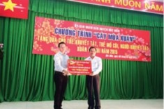 Chủ tịch HĐQT Cty CP TPS Thành Phong tặng quà cho trẻ khuyết tật, mồ côi và người khuyết tật.